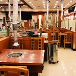 黒豚家 - 広々とした店内！