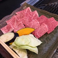 大和榛原牛 うし源 本店 - 上から赤身モモ、バラ、ロース