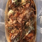 たこ焼き 〇 - 料理写真:キャーーー！！！たこ焼きーーー！！！舟経木だし！見ためが良いってのはやっぱり嬉しい。天気いいんで海見ながら食べよう。おっさん2人で・・・