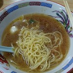 龍鵬 - ガラ系スープに中華麺