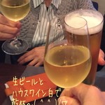 サレ・ポワヴレ・ウノ - 3月のお休みに女子会=3=3=3
            13時から予約取ってくれたのですごく楽しみ(*^.^*)
            
            最初は生ビール(700円)とハウスワイン白(デカンタ/4500円)で乾杯〜( ^ ^ )/▽