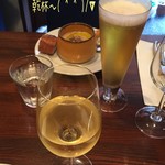 Sare Powavure Uno - 最初は生ビール(700円)とハウスワイン白(デカンタ/4500円)で乾杯〜♪
      こちらのハウスワインは白がシャルドネ、赤がプチ･ヴェルドを使った南仏ワインだそう☆彡
      ハウスワインは白も赤もなかなか！