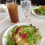 セットのサラダとドリンク