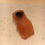 すし岩瀬 - サクラマス　パリッと焼いた皮