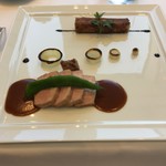 マンガリッツァ豚のロティ、挽肉のパートブリック包み、オニオンマリネ、万願寺とうがらし？オニオンソース、バルサミコ酢ソース