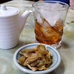 玉蘭 - 紹興酒とお通しのザーサイ。