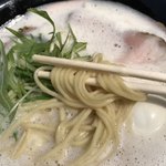 ラーメン家 みつ葉 - 「ラーメン家みつ葉×麺屋 と市」　貝鶏白湯ラーメン　麺