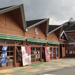 道の駅 但馬楽座 - 道の駅の 物産センター、軽食堂 側の外観