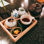 Celadon - タイのお茶を注文したら、茶菓子付きでした。