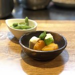 やき家 - お通し(高野豆腐と野菜の煮物、枝豆)