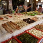 旗津海産店 - ここで魚などを選ぶ