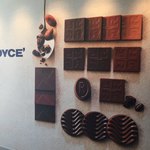 きさいや広場ロイズソフトクリームコーナー - 壁にもロイズのチョコがあしらわれています。