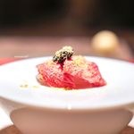 エクアトゥール - 和牛のザブトン、 お米のピューレ、 キャビア、 あん肝のスモークのパウダー
