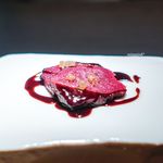 エクアトゥール - 蝦夷鹿、 ジュと赤ワインのソース、 生姜のコンフィチュール