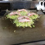 お好み焼き 山ちゃん - 調理中