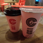 JOCKEY COFFEE - ドリンク写真:カフェラテ(左)とアイスコーヒー(右)
