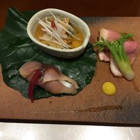 寿司と日本料理 銀座 一 - [酢の物]
                赤貝の酢の物、しめ鯖寿司、鴨ロース、たらの芽