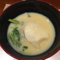 寿司と日本料理 銀座 一 - [お椀]
                  帆立貝、揚げ豆腐、芹、白味噌仕立て