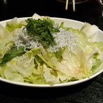 もつ焼き 煮込み 楓 - シラスサラダ