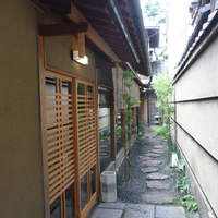 京都祇園 天ぷら八坂圓堂 - カウンター席の入口は少し奥になります