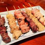 庄家 - 焼き鳥の塩（もも、皮、カシラ）