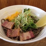 そばうさ - 「バジル冷そぱ」麺・具材。「レモンは中盤で絞ってくださいネ」と女将さんが教えてくれたのだが、中盤以降、麺に絡め取られて、わずかずつ少なくなってくるバジルの風味、そこにこのレモンを登場させるわけだ。