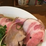 荒町商店中華そば ふじやま - レアチャーシューのレアな部分と温かくなった部分