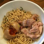 荒町商店中華そば ふじやま - 混ぜた後、味付替玉 150えんに味玉とレアチャーシューを乗せてみた。