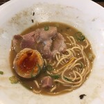 荒町商店中華そば ふじやま - 残った追いサバ節そばのスープに残した替玉の麺と残したレアチャーシューと残した味玉を投入してみた。