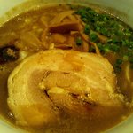 らーめん佳 - ラーメン＠700円チャーシューのアップ