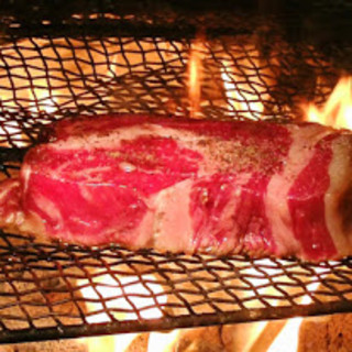 【炭火焼き熟成肉タリアータ】炭火でじっくり焼き上げます