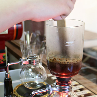 1杯1杯サイフォンで抽出するこだわりのコーヒー