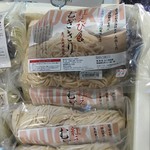 しゃりん - 紅海老麦切り
            残念ながら海老の風味は感じられなかった！
            でもツルツルモチモチ美味しい麺です