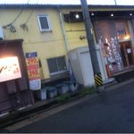 やきや みなと - お店の向かいに駐車場あります。