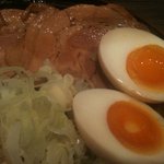 めん屋 高樹 - 特製濃厚つけ麺　味玉のアップ