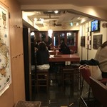 京都ダイナー - 店の手前にテーブル席。通路は狭いかな。