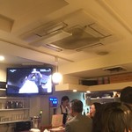 京都ダイナー - カウンターの上にテレビ