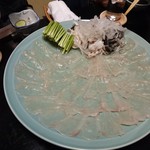 ふぐ八丁 - おさしみはちょっと厚いんです　今日は１枚が大きかった