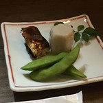 白熊 - お通しは枝豆、里芋、鰯の梅煮