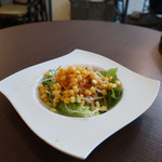 Uo - レタス、コーン、水菜、大根、人参、トレビスのサラダ