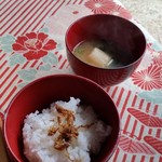 Yuushokukoubou Chaihana - ご飯とお味噌汁。お味噌汁、なぜか異様に量が少ないです。