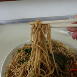 スタミナラーメン京の里 - 焼きそばの麺・リフトアップ。米沢中華そば用の中華麺、つまり米沢麺を使用しております。