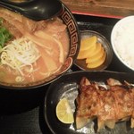 徳島らーめん ひろ家 - らーめん餃子白飯セット