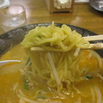 らーめん 亀ノ家 - みそらーめん、麺持ち上げ