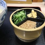 Sanuki Shouhachi Udon - 西讃らしい薬味で容器とか本格的