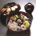 A must-have for lunch: round Bento (boxed lunch) with soup