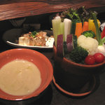 スリランカ料理専門店 居心地屋REON - 女性に大人気のお店ですので、当然人気メニューになっちゃうバーニャカウダ。植木鉢に盛られてます。