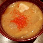 とんかつ檍 - 豚汁は一味を入れると風味が増します！