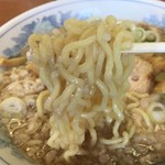 大ちゃんラーメン - 中太の縮れ麺。加水はやや少なめといった感じ。
            茹ではコレがホント丁度いい具合。この麺がまた汁にあう！
            
            量は普通よりやや多目かな。
            
            
            
            