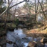ローソク温泉 - 庭の小川